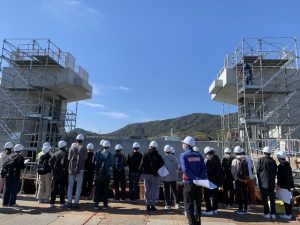 巨大な水門の建設現場