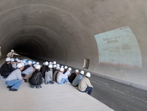 フレッシュマンセミナーで1年生が現場見学を行いました．