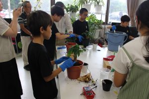 未来の科学者を育む：アジズル研究室が「夏休みジュニア科学教室」を開催